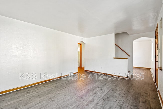 Building Photo - 823 Hartman St