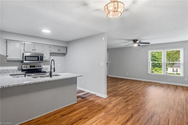 Foto del edificio - 1326 Cushing St