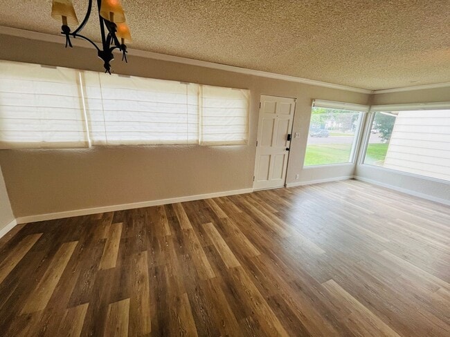 Building Photo - 3 bedroom home centrally located!
