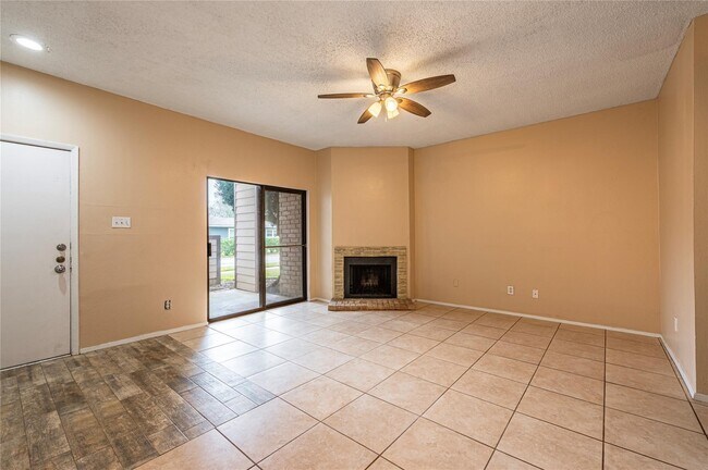 Foto del edificio - 7069 N Holiday Dr