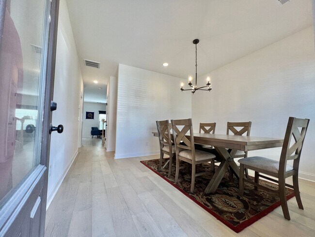 Foto del edificio - 3 Bed, 2.5 Bath Townhome w/ 1 Car Garage