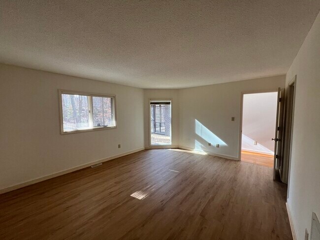 Foto del edificio - 303 Lake Pointe Dr