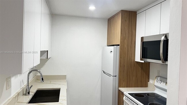 Foto del edificio - 10740 N Kendall Dr