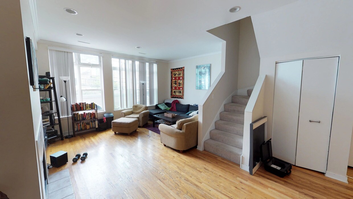 Primary Photo - 1714 W Belmont Ave