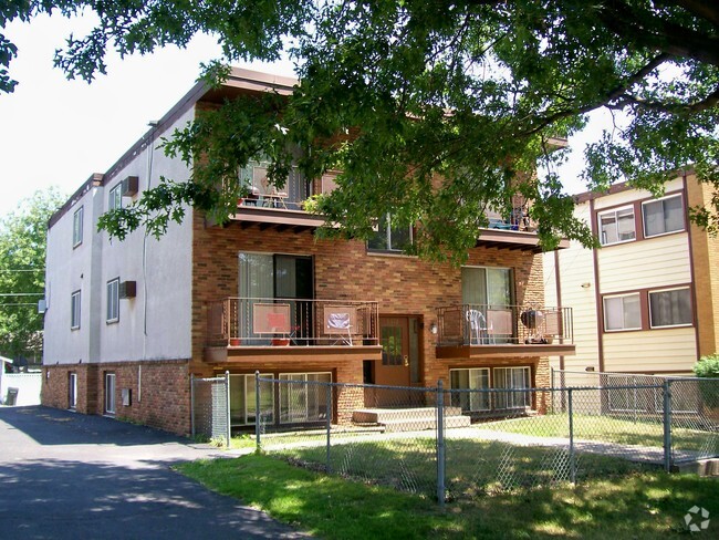 Building Photo - Hilltop Apartment