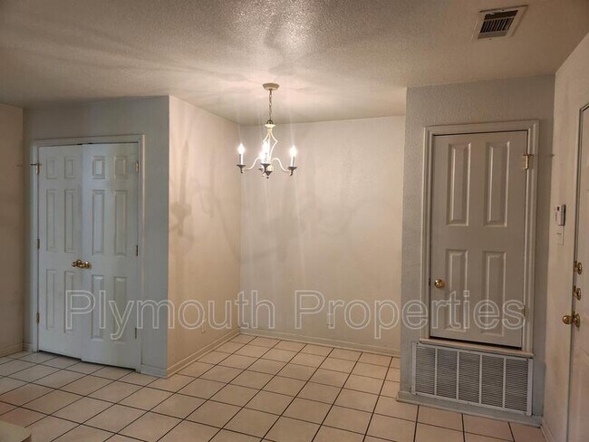 Foto del edificio - 1809 N W S Young Dr