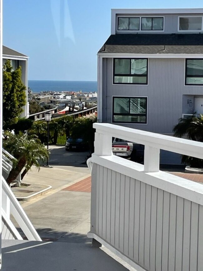 Building Photo - Completely Remodeled 2 Level Condo in Newp...