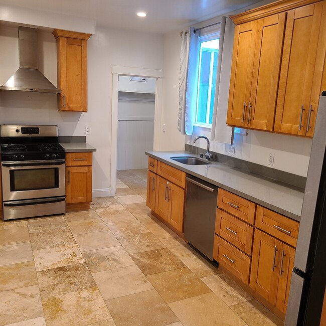 Kitchen w/ laundry in next room - 440 34th Ave