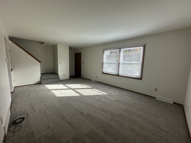 Foto del edificio - Spacious Townhouse in Greenfield!