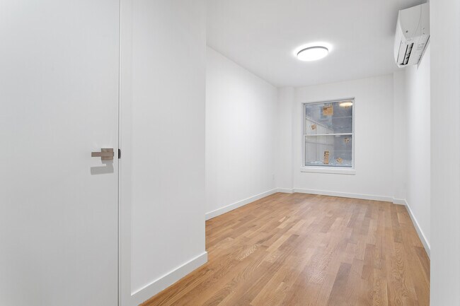 Foto del edificio - 301 E 10th St