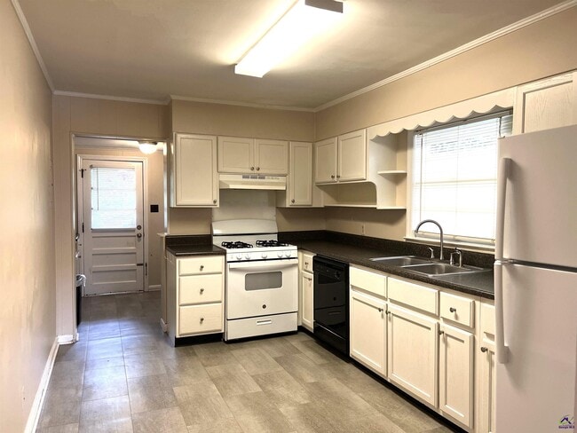 Building Photo - 230 Roycrest Dr