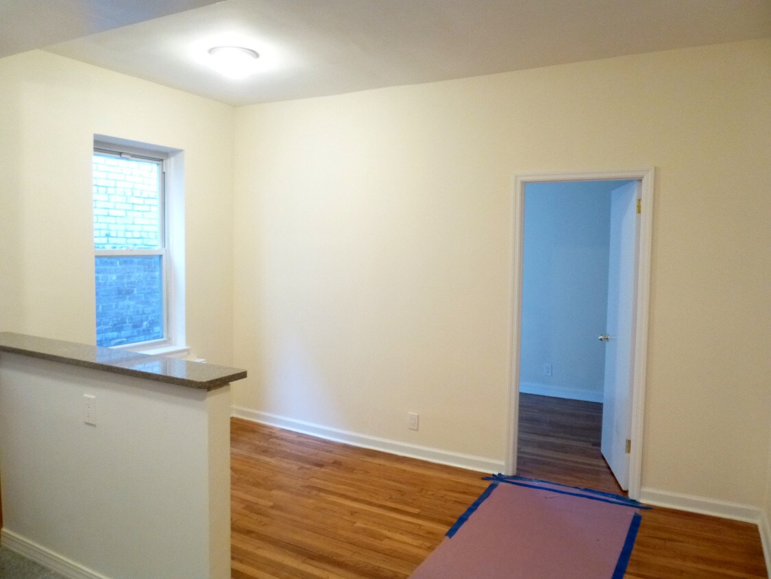 Foto principal - 122 E 83rd St