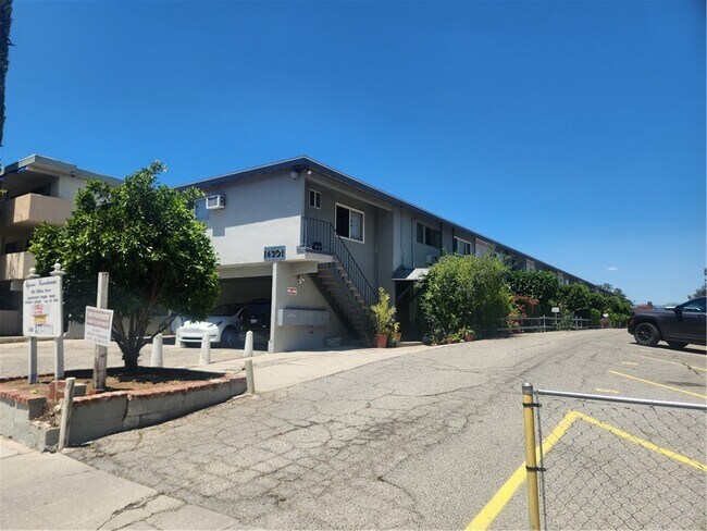 Foto del edificio - 14301 Addison St