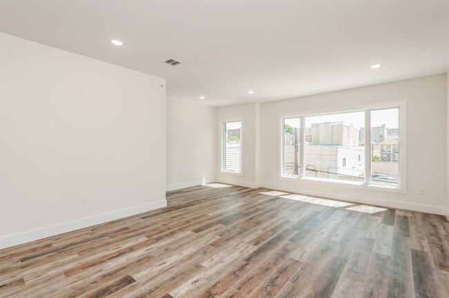 Building Photo - 6113 Buchanan Pl
