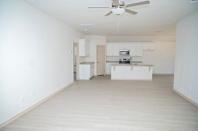 Foto del edificio - New Construction, Move-In Ready, Pets Welc...