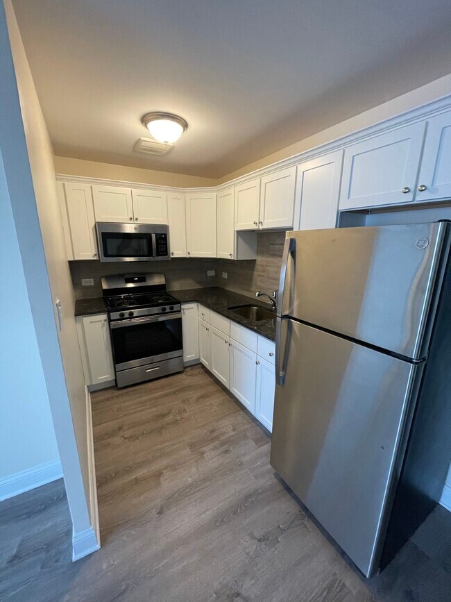 Building Photo - One-bedroom in North Shore Apartments is r...