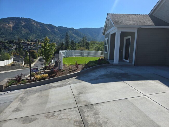 Foto del edificio - 3 bed 3 bath Brand-New Custom-Built home f...