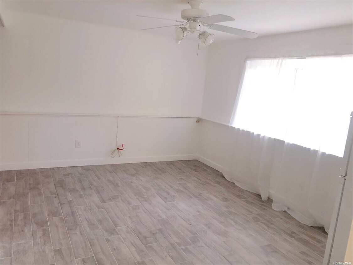 158 Wicks Rd, Commack, NY 11725 Room for Rent in Commack, NY