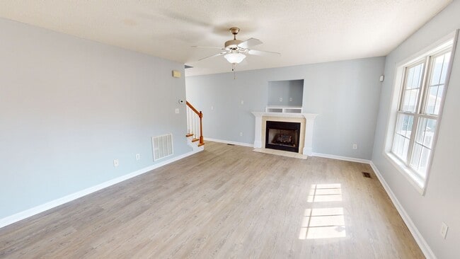 Building Photo - Spacious home near Fort Bragg, Schools, & Shopping!