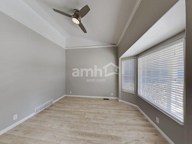 Foto del edificio - 965 N Grove Drive