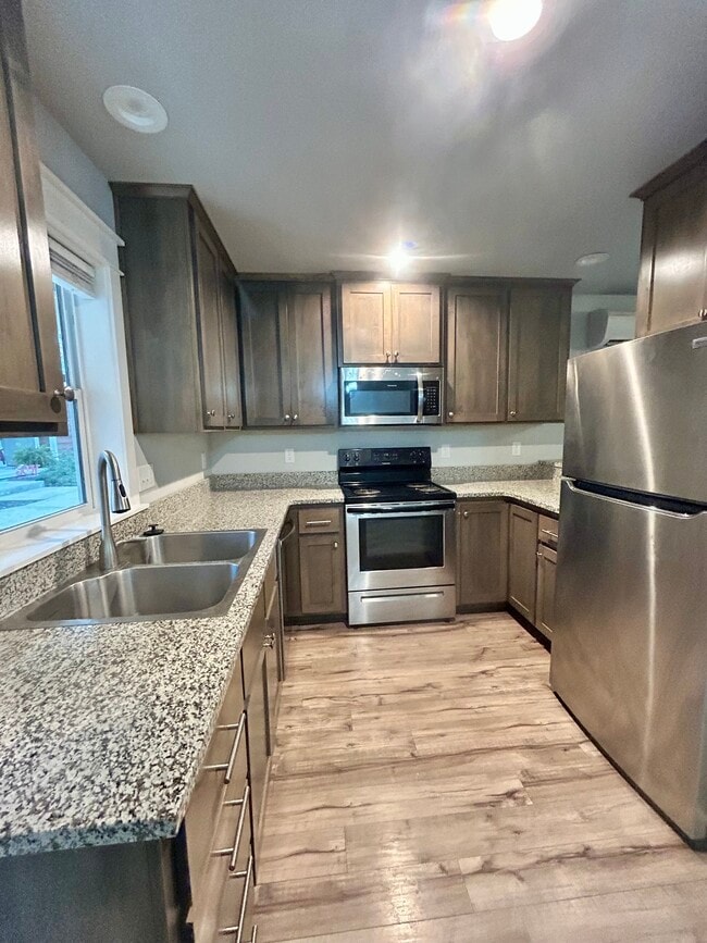 Kitchen - 206 N Shasta Ave