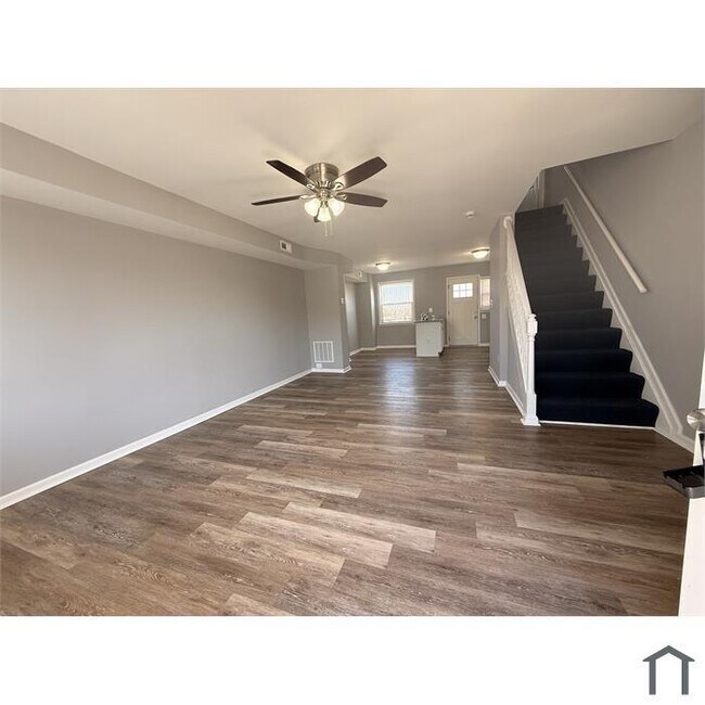 Building Photo - 3 bedroom with Parking