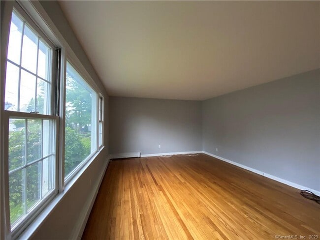 Building Photo - 56 Hallock St