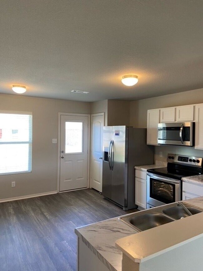 Foto del edificio - Preleasing Now-Three Bedroom | Two Bath Home in Conrad Court