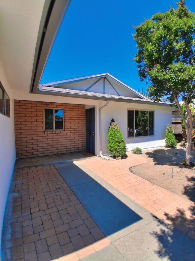 Foto del edificio - Updated Single-Story 3BR Home with Spacious Living Areas & Convenient Location!