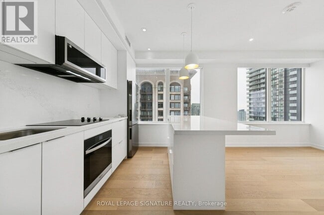 Photo du bâtiment - 395 Square One Dr