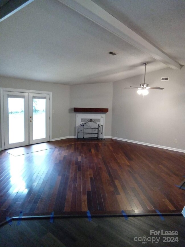 Building Photo - 6501 Farmstead Dr
