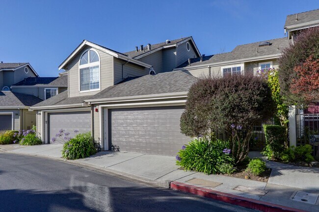 Foto del edificio - 3BR/3BA Village In The Park Townhome with Pool & 2-Car Garage | YouTube Tour