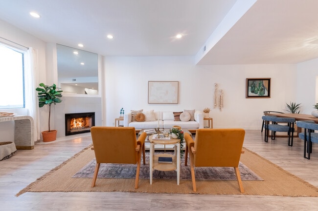 Living Room - 839 Larrabee St