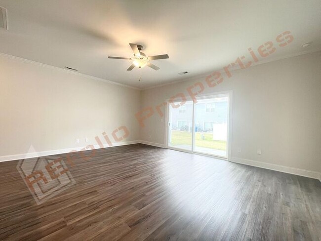 Building Photo - Great Opportunity! Lovely 3 Bedroom 2.5 Ba...