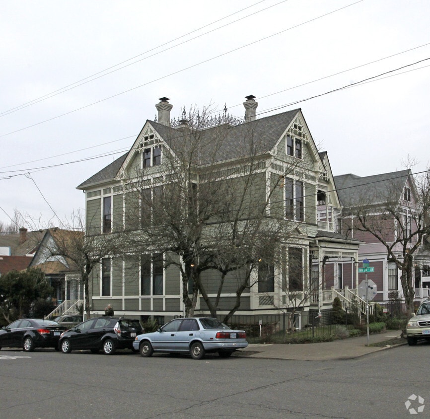 Building Photo - 2387 NW Kearney St