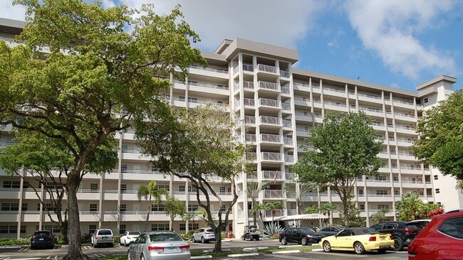 Building Photo - 575 Oaks Ln