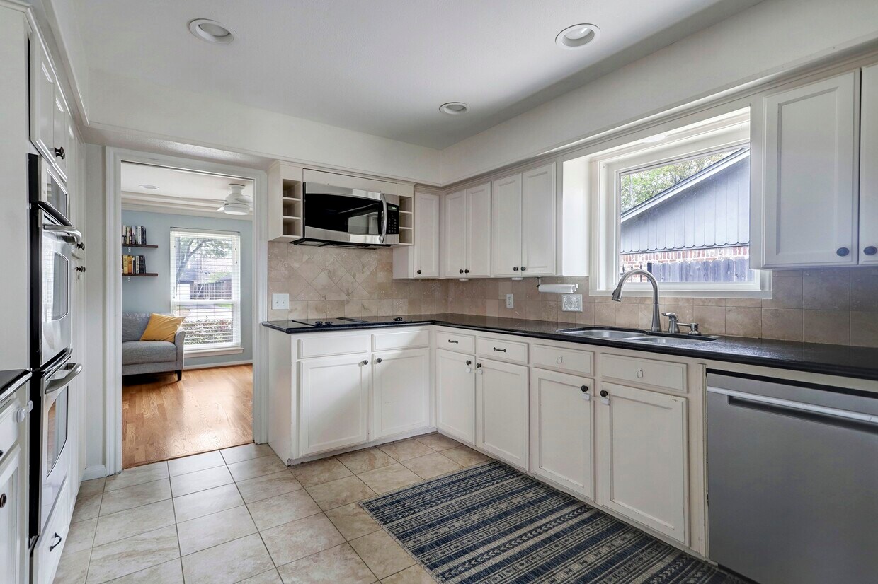 Foto del edificio - 12318 Woodthorpe Ln