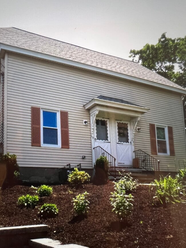 Building Photo - 21 Pond St