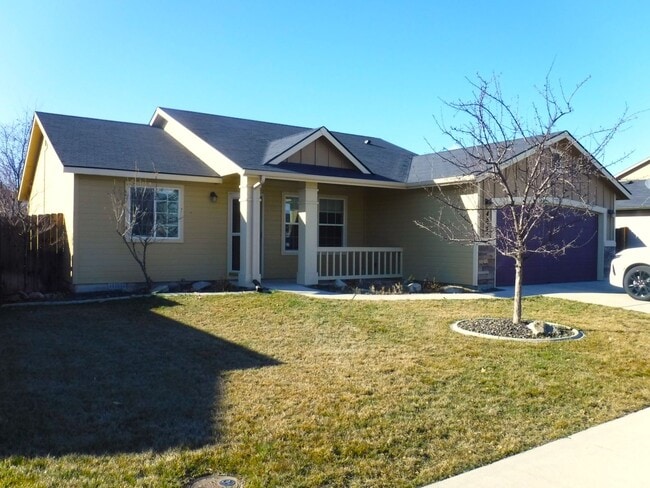 Building Photo - Beautiful 3bed, 2bath home located just of...