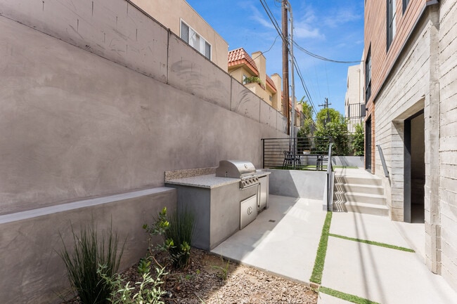 Building Photo - 1035 1/2 N Vista St