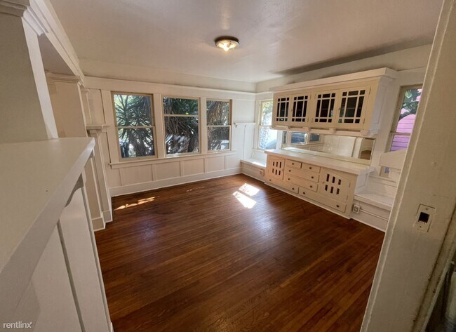 Building Photo - 3 br, 1.5 bath Duplex - 4160 Bachman Place