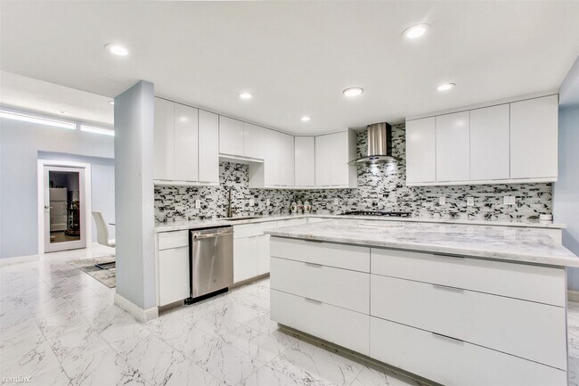 Building Photo - 4 br, 3.5 bath House - 5323 S Braeswood Blvd