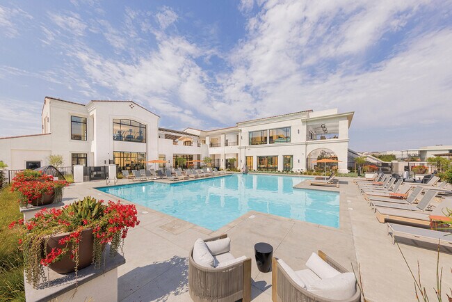 Piscina y spa estilo resort - Enclave Heritage Townhomes