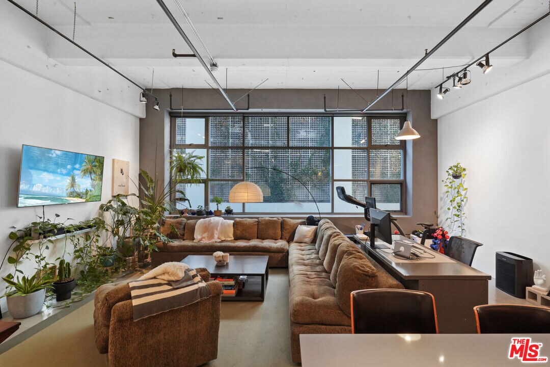 Foto principal - 1130 Flower St