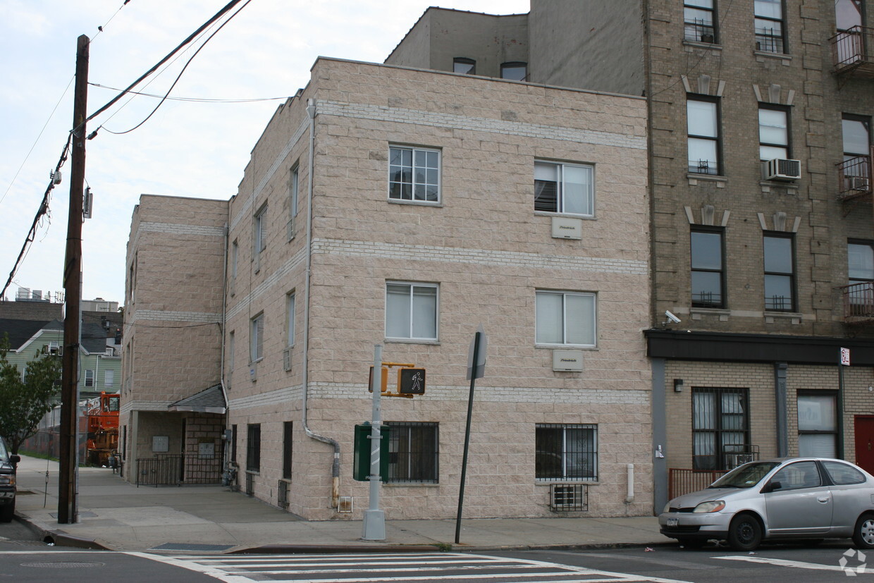 Building Photo - 503 E 180th St