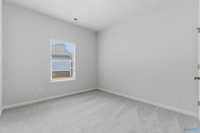 Foto del edificio - 15007 Greenleaf Dr