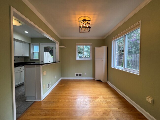 Building Photo - Beautiful 2 Bed 2 Bath Semi-Detached Brick...
