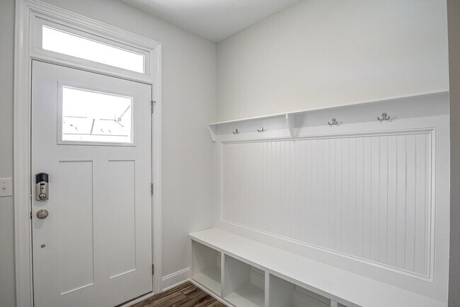 Foto del edificio - 3/2.5 Townhome Close to Southpoint w/ Garage!