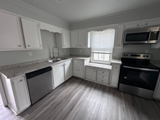 Building Photo - Charming Studio Apartment Close to the Mas...
