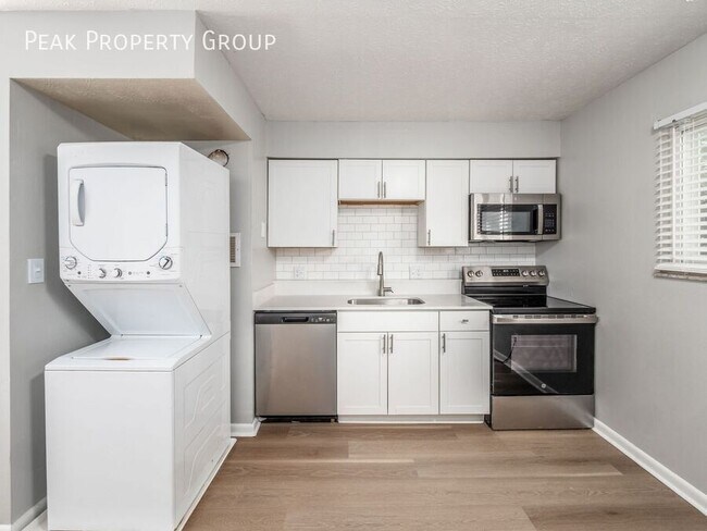 Foto del edificio - 105 W 8th Ave